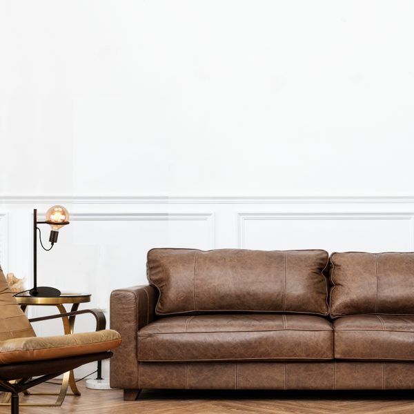 Minimalistische Tischlampe mit E27-Fassung und Glas