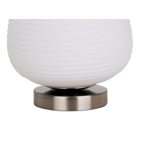 Die Chericoni Costola Tischlampe, Ø21 cm, 1-flammig, Glas & Metall, passt perfekt in zeitgemäße Wohnräume.