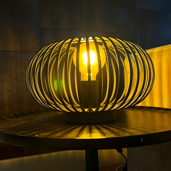 Moderne Chericoni Curvato Tischlampe, Ø30 cm, 1-flammig, E27, Schwarz, elegant und funktional zugleich.