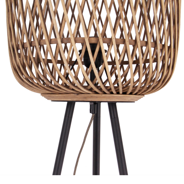 Stabile Stehleuchte mit drei Metallfüßen und Bambusschirm