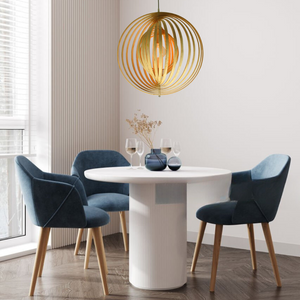 Hängelampe Chericoni Ring Ø60 cm aus Holz über einem Esstisch im skandinavischen Wohnzimmer