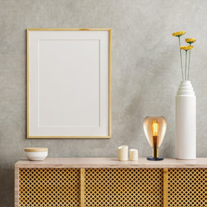 Moderne Tischlampe Gary mit goldenen Akzenten auf Beistelltisch