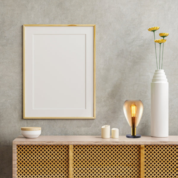 Moderne Tischlampe Gary mit goldenen Akzenten auf Beistelltisch