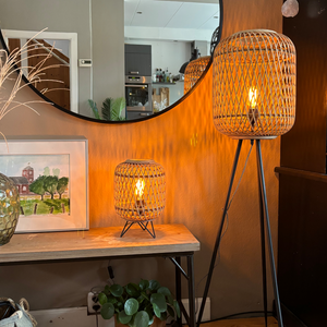 Various Cross Stehleuchte mit Bambusschirm und schwarzen Metallbeinen