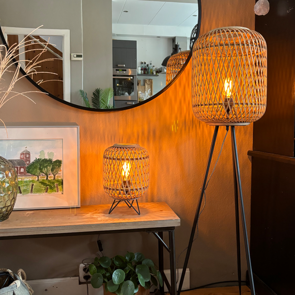 Various Cross Stehleuchte mit Bambusschirm und schwarzen Metallbeinen