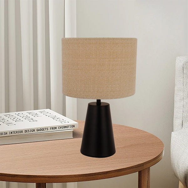 Design-Tischlampe mit E27-Fassung und konischer Metallbasis.