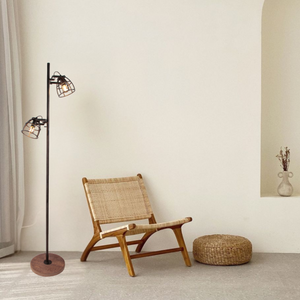 Stilvolle Frame Stehlampe in Schwarz, 153 cm hoch, 2-flammig. Ihr schlankes Design passt perfekt in moderne Wohnräume und sorgt für angenehmes Licht.