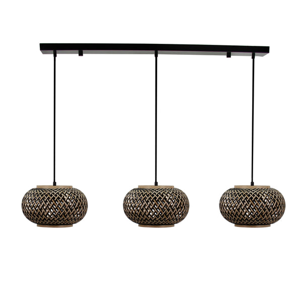 3-flammige Pendelleuchte über dem Esstisch – natürliche Bambusstruktur