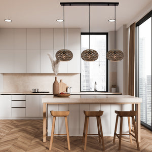 Detailaufnahme der offenen Bambus-Lampenschirme der 3-flammigen Pendelleuchte