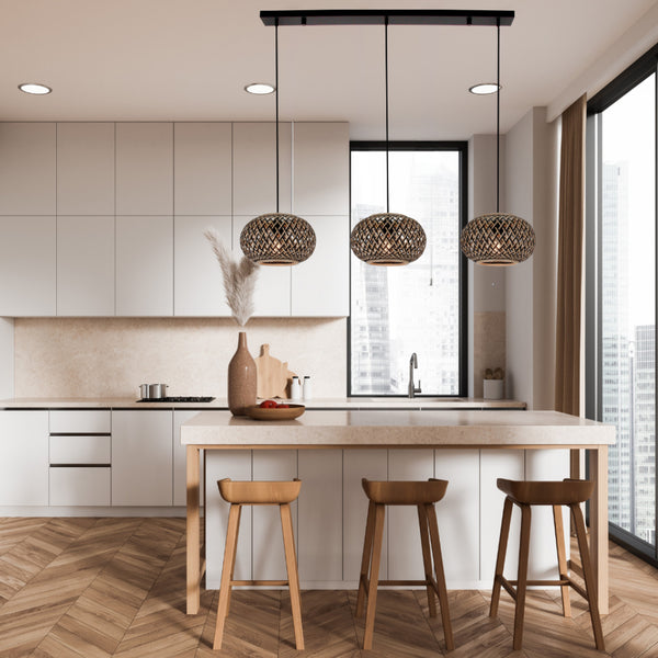 Detailaufnahme der offenen Bambus-Lampenschirme der 3-flammigen Pendelleuchte