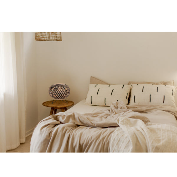 Kompakte Tischlampe aus Bambus und Metall – Ø28 cm – Various Weaving