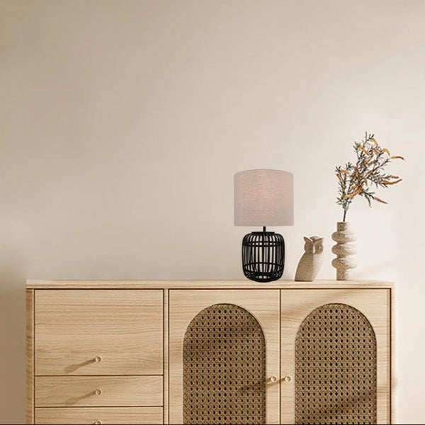 Geflochtene schwarze Bambuslampe als dekorative Akzentbeleuchtung