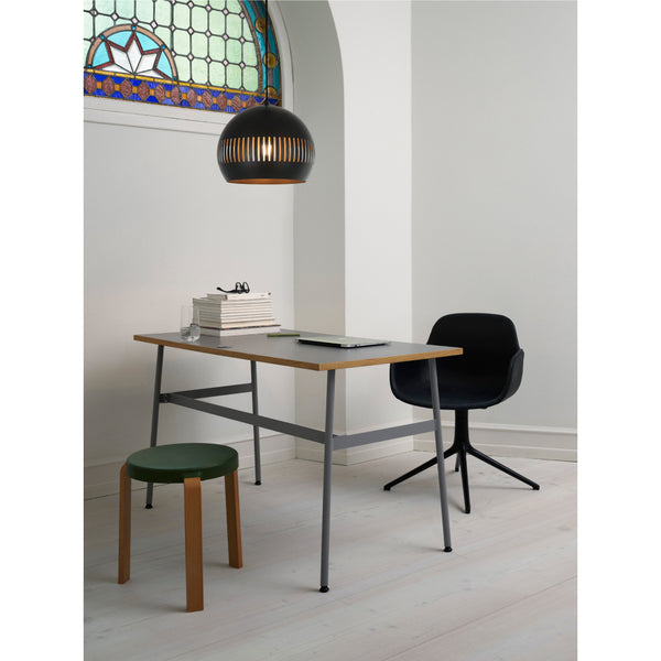 Detailansicht Metallschirm mit dekorativen Lichtöffnungen – Globe Pendelleuchte