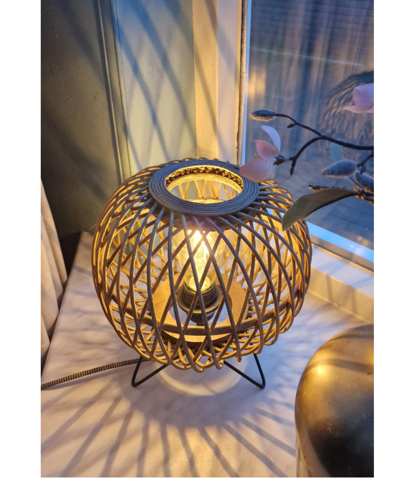 Nature Diagonaal Round Tischlampe, Bambus Holz, Ø25 cm, 1-flammig, E27 – zeitlos und ökologisch.