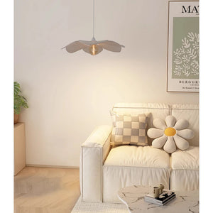 Bohemian-Stil mit der Various Corvo Pendelleuchte – warme Atmosphäre durch natürliches Material.