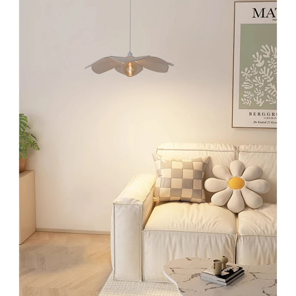 Bohemian-Stil mit der Various Corvo Pendelleuchte – warme Atmosphäre durch natürliches Material.