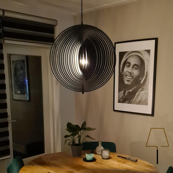 Moderne Pendelleuchte mit offenem Ringdesign in Schwarz
