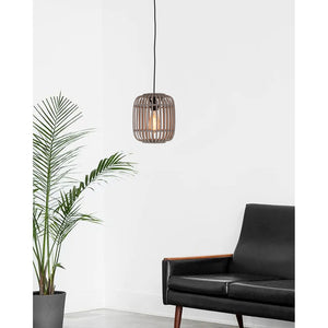 Die graue Woven Pendelleuchte zaubert modernes Flair in jeden Raum. Ideal für stimmungsvolle Akzente über Tischen.