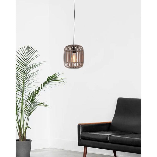 Die graue Woven Pendelleuchte zaubert modernes Flair in jeden Raum. Ideal für stimmungsvolle Akzente über Tischen.