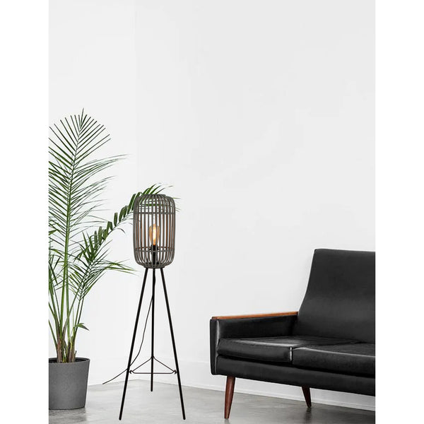 Die graue Woven Stehleuchte bringt eine gemütliche Atmosphäre in jeden Raum. Ideal für stimmungsvolles Licht im Wohnzimmer.
