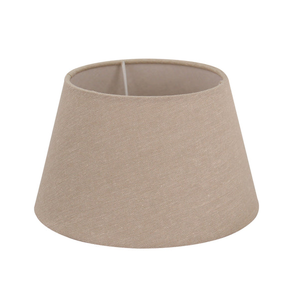 Detailaufnahme des Holzfußes mit natürlicher Maserung und grob gewebtem Leinenschirm der Lampe Mona.