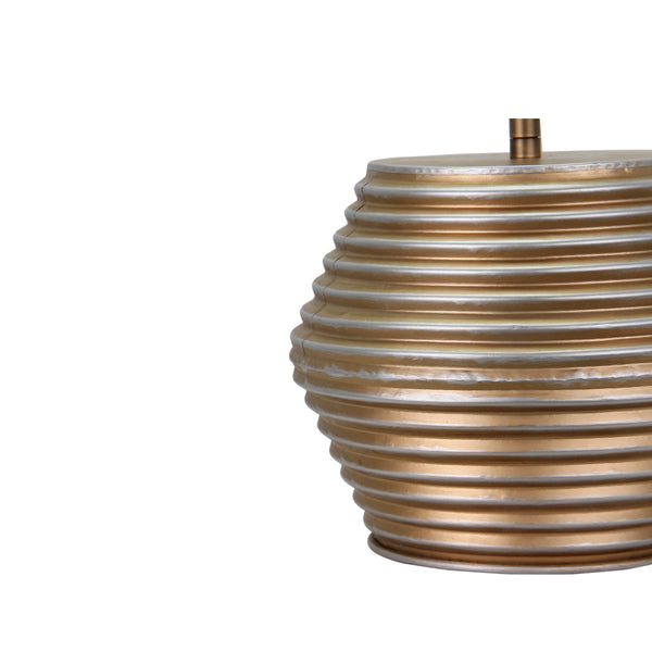 Detailaufnahme der modernen Tischleuchte Tin in Gold und Creme. Sie verwandelt jeden Tisch in einen eleganten Hingucker.