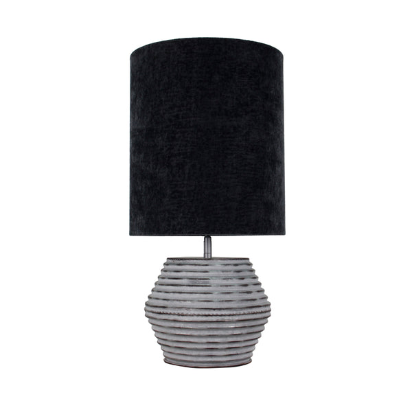 Die moderne Tischleuchte Tin bringt mit ihrem silbernen Finish elegantes Licht in jeden Raum. Ideal für stilvolle Akzente.