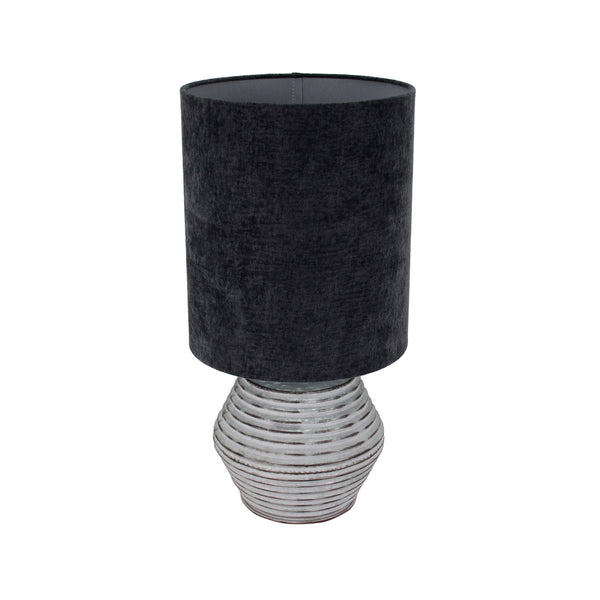 Detailansicht der modernen Tischleuchte Tin in Silber. Ihr elegantes Design fügt sich harmonisch in jedes Raumkonzept ein.