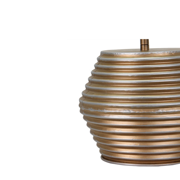 Detailaufnahme der modernen Tischleuchte Tin in creme und Gold. Sie verleiht jedem Raum einen Hauch von Eleganz.