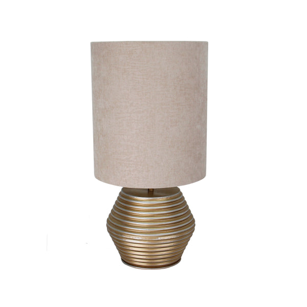 Die goldene Tischleuchte Tin begeistert mit modernem Design und schafft eine warme, einladende Atmosphäre in jedem Raum.