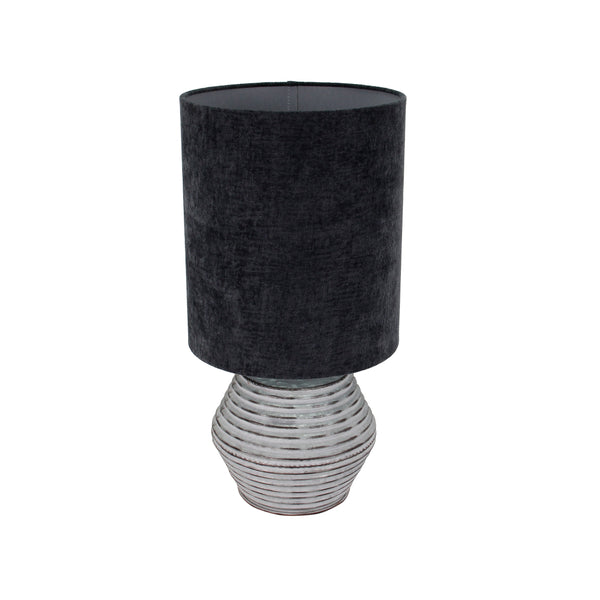 Detailaufnahme der modernen Tischleuchte Tin in Silber. Sie verleiht jedem Raum eine stilvolle Note und elegantes Licht.