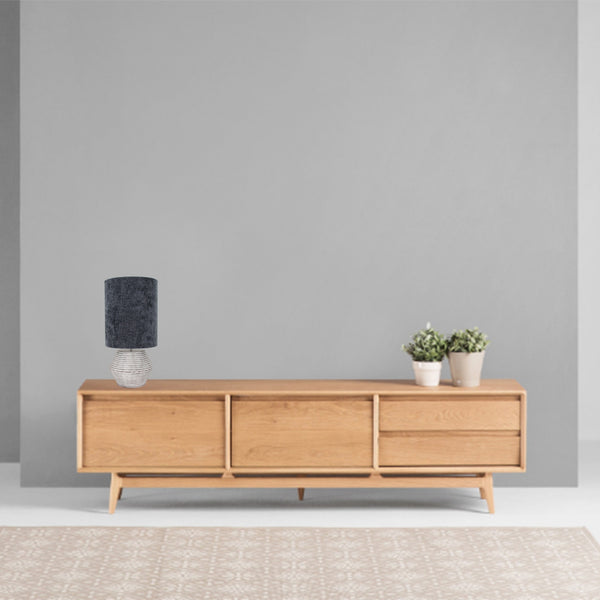 Die silberne Tischleuchte Tin begeistert mit modernem Design und eleganten Akzenten in Dunkelgrau.