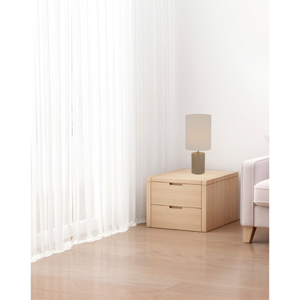Stilvolle Tischleuchte Lagos von Various. Höhe 43 cm, Ø18 cm, E27-Fassung, erhältlich in Schwarz oder Taupe für modernes Wohnen.