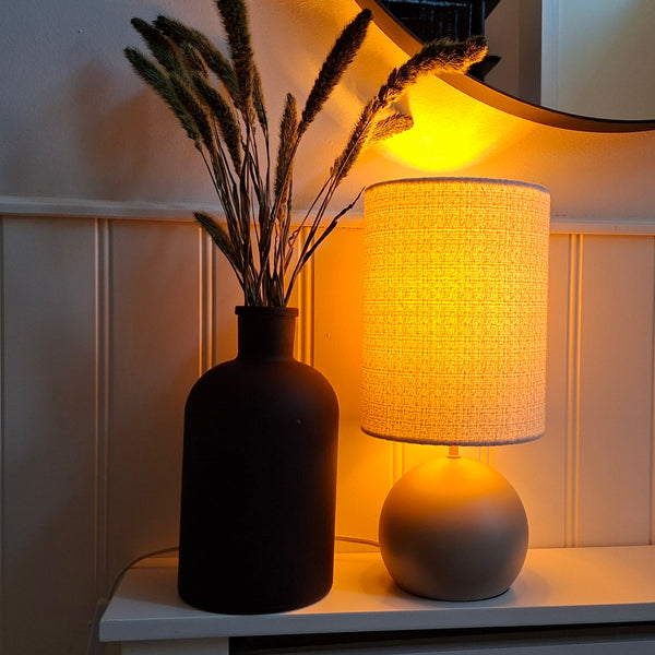 Various Porto Tischlampe – Modernes Design mit Kugelfuß –  Taupe – E27-Fassung
