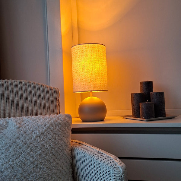 Various Porto Tischlampe – Modernes Design mit Kugelfuß –  Taupe – E27-Fassung