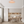 Streifenmuster wirft Lichtschatten an der Wand – Creme