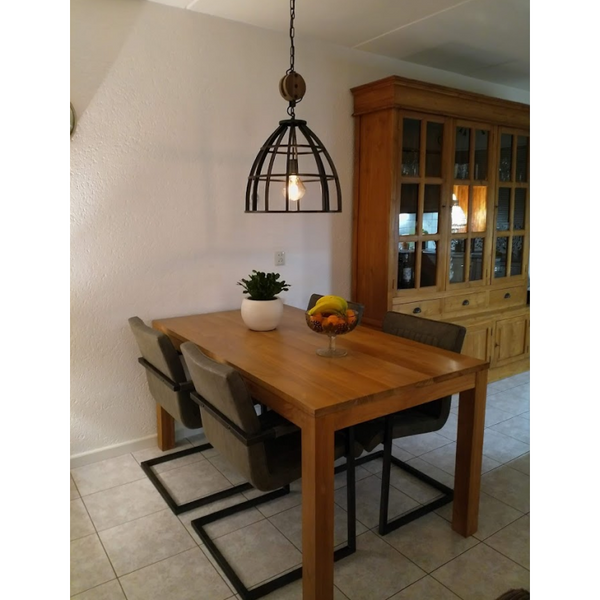 Detailansicht der schwarzen Pendelleuchte Frame mit industriellem Charme. Perfekt für moderne Wohnräume und Essbereiche.