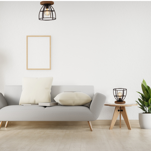 Die Various Frame Tischleuchte besticht durch ihr industrielles Design aus schwarzem Stahl. Perfekt für gemütliche Abende.