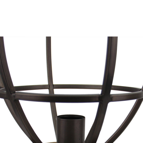 Detailansicht der Tischleuchte Frame in mattem Schwarz. Ihr industrielles Design bringt Charakter in jeden Raum.