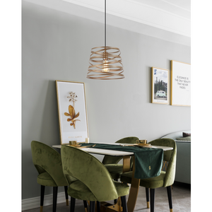 Die goldene Pendelleuchte Asti setzt elegante Akzente in modernen Wohnräumen.