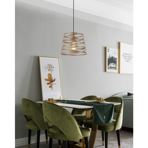 Die goldene Pendelleuchte Asti setzt elegante Akzente in modernen Wohnräumen.
