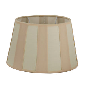 Der ovale Lampenschirm in Creme bringt modernes Flair in jeden Raum. Ideal für eine harmonische Beleuchtung.