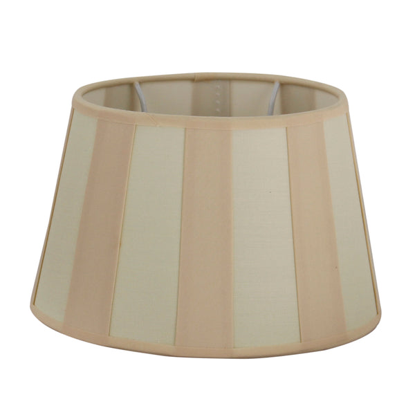 Der ovale Lampenschirm in Creme bringt modernes Flair in jeden Raum. Ideal für eine harmonische Beleuchtung.