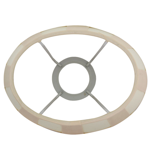 Detailaufnahme des ovalen Lampenschirms in Creme. Er verleiht jedem Raum eine moderne und harmonische Note.