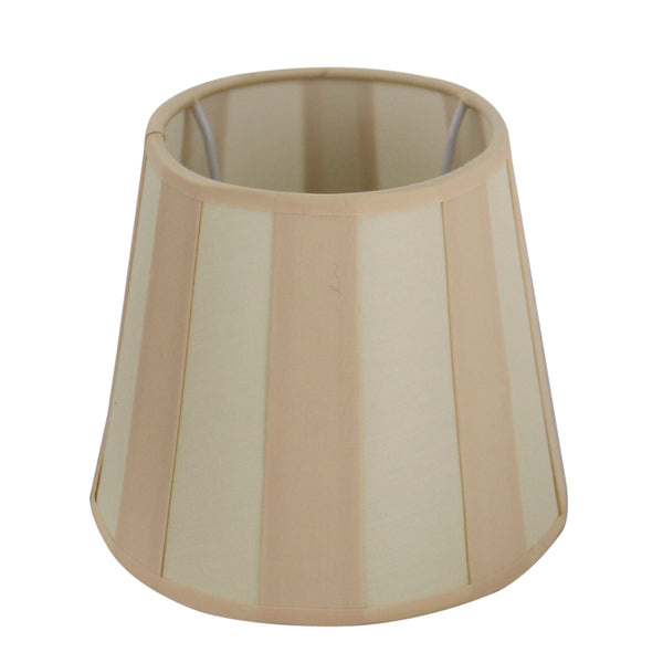 Detailansicht des ovalen Lampenschirms in cremfarbener Ausführung. Modernes Design, ideal für stilvolle Lichtakzente.