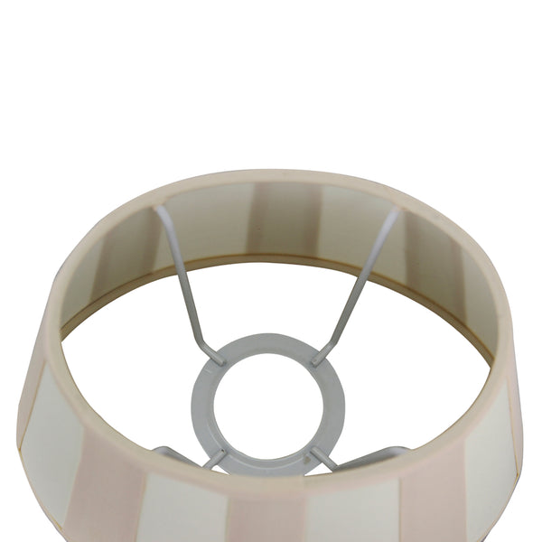 Detailaufnahme des ovalen Lampenschirms in sanftem Creme.