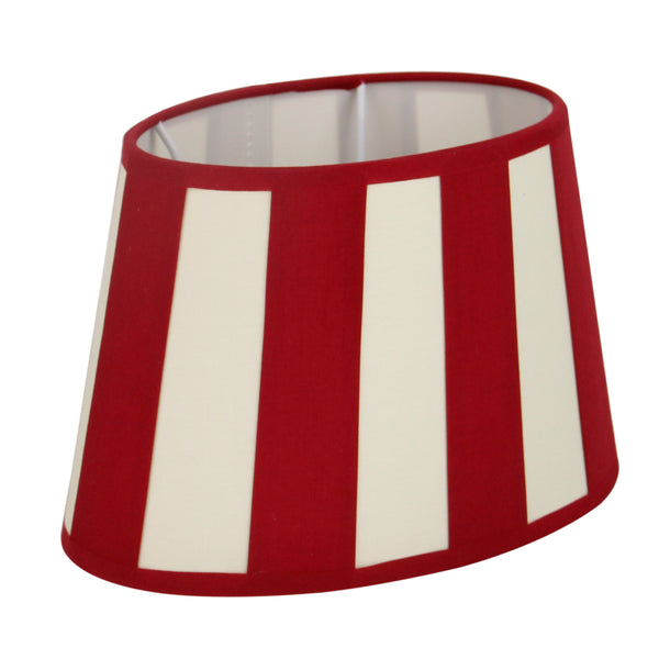 Detailaufnahme des ovalen Lampenschirms in warmem Rot und Beige. Er verleiht jedem Raum eine gemütliche Atmosphäre.