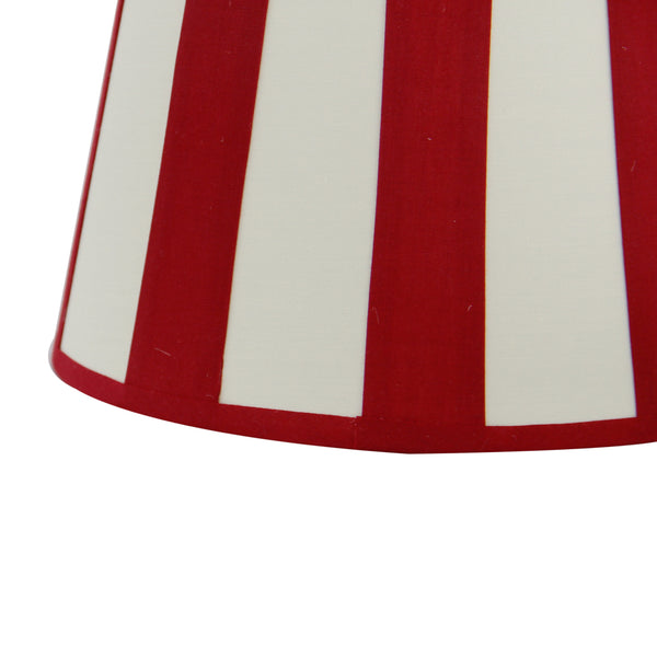 Detailansicht des ovalen Lampenschirms in Rot und Beige. Ideal für eine gemütliche Atmosphäre in verschiedenen Wohnräumen.