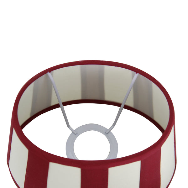 Detailansicht des ovalen Lampenschirms in warmem Rot und Beige. Er bringt lebendige Akzente in jedes Wohnambiente.