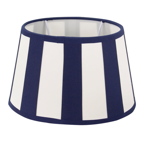 Der ovale Lampenschirm in Creme und Blau verleiht modernen Räumen eine einladende Note. Ideal für stilvolle Lichtakzente.